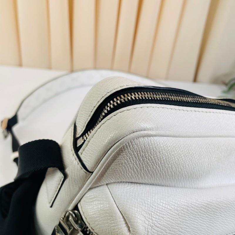 專櫃價2.7折！LV路易威登  Outdoor白色老花郵差包 戶外系列Taiga牛皮拼塗層帆布 帶雙拉鏈設計 男女都能背-11