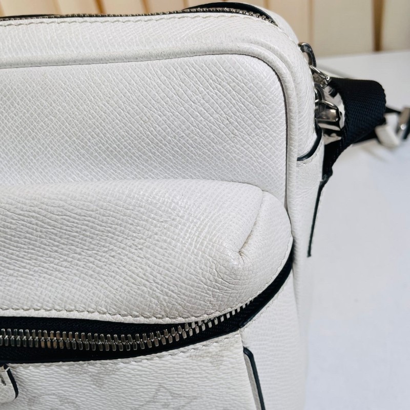 專櫃價2.7折！LV路易威登  Outdoor白色老花郵差包 戶外系列Taiga牛皮拼塗層帆布 帶雙拉鏈設計 男女都能背-12