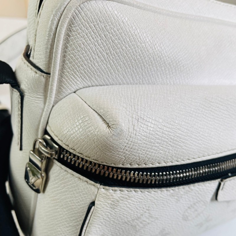 專櫃價2.7折！LV路易威登  Outdoor白色老花郵差包 戶外系列Taiga牛皮拼塗層帆布 帶雙拉鏈設計 男女都能背-13