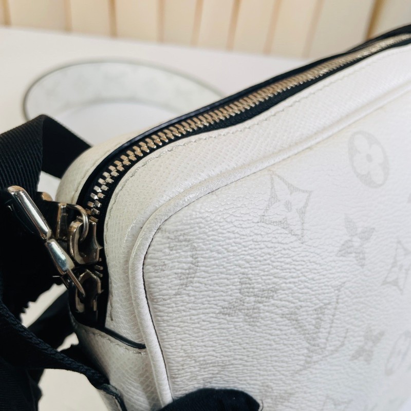 專櫃價2.7折！LV路易威登  Outdoor白色老花郵差包 戶外系列Taiga牛皮拼塗層帆布 帶雙拉鏈設計 男女都能背-14