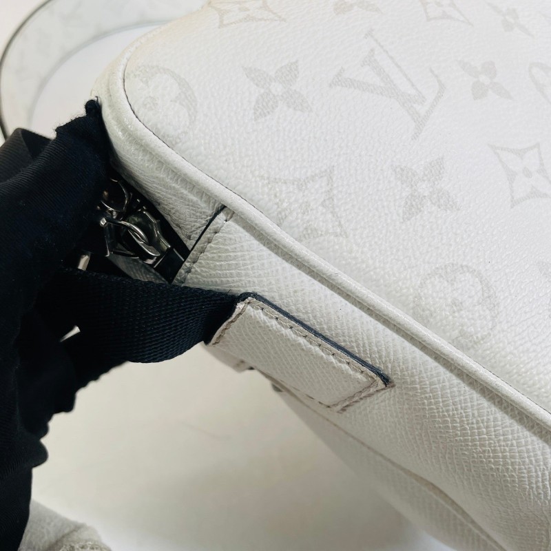 專櫃價2.7折！LV路易威登  Outdoor白色老花郵差包 戶外系列Taiga牛皮拼塗層帆布 帶雙拉鏈設計 男女都能背-15