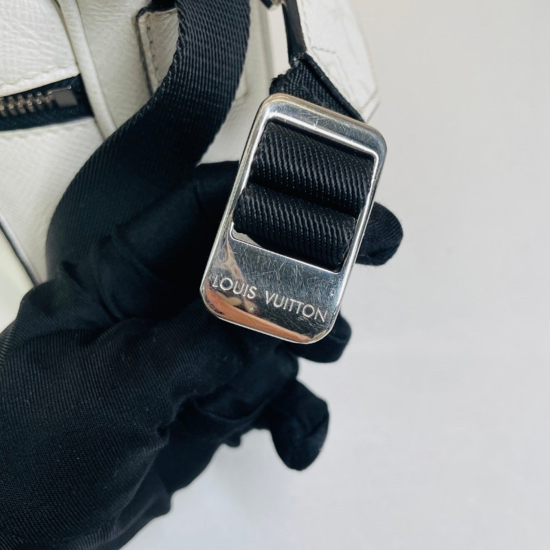 專櫃價2.7折！LV路易威登  Outdoor白色老花郵差包 戶外系列Taiga牛皮拼塗層帆布 帶雙拉鏈設計 男女都能背-16