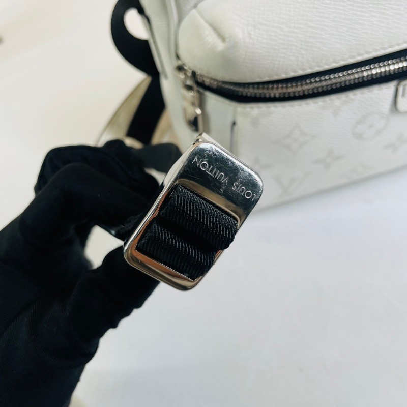 專櫃價2.7折！LV路易威登  Outdoor白色老花郵差包 戶外系列Taiga牛皮拼塗層帆布 帶雙拉鏈設計 男女都能背-17