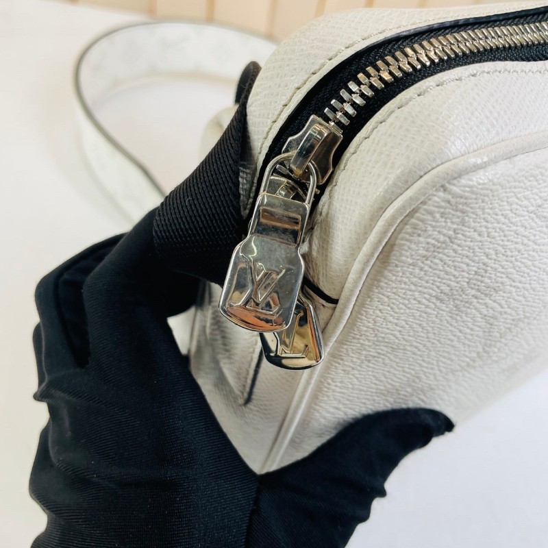 專櫃價2.7折！LV路易威登  Outdoor白色老花郵差包 戶外系列Taiga牛皮拼塗層帆布 帶雙拉鏈設計 男女都能背-18