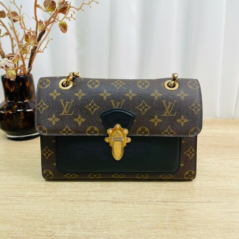 專櫃價2.7折！LOUIS VUITTON  Victoire老花 金屬鏈條搭配拼色皮革 腋下包斜挎包單肩包