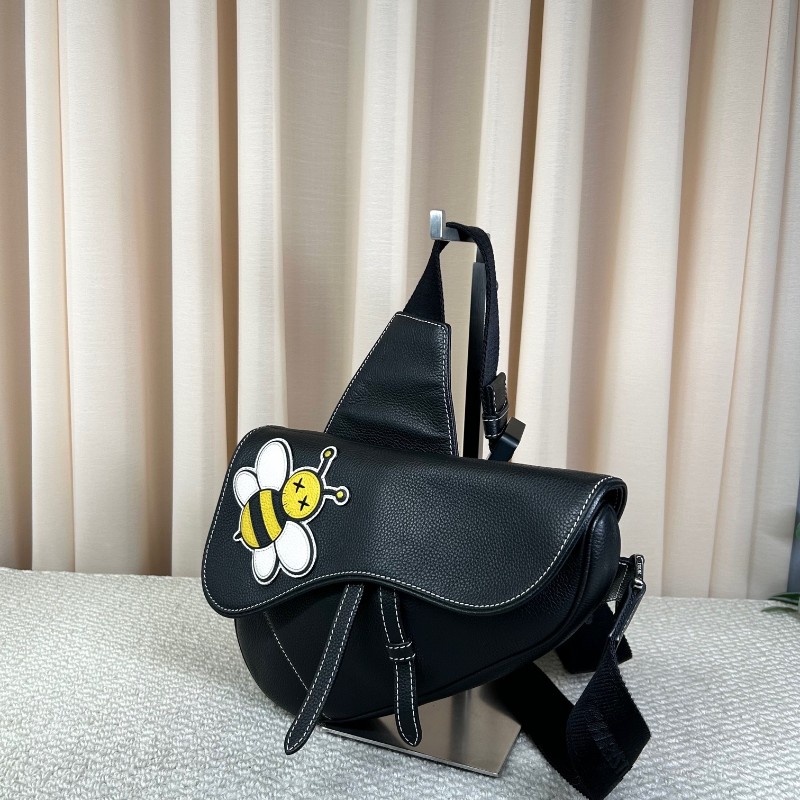 Dior迪奧 Kaws小蜜蜂黑色全皮男士馬鞍包 可斜挎可當胸包 整體黑色搭配寬肩帶小蜜蜂刺繡點睛之筆 帥氣百搭-1