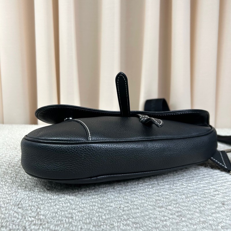 Dior迪奧 Kaws小蜜蜂黑色全皮男士馬鞍包 可斜挎可當胸包 整體黑色搭配寬肩帶小蜜蜂刺繡點睛之筆 帥氣百搭-3