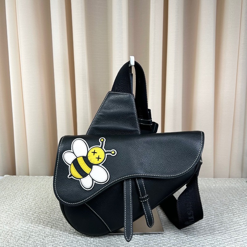 Dior迪奧 Kaws小蜜蜂黑色全皮男士馬鞍包 可斜挎可當胸包 整體黑色搭配寬肩帶小蜜蜂刺繡點睛之筆 帥氣百搭-5