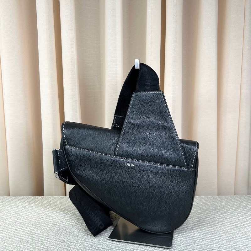 Dior迪奧 Kaws小蜜蜂黑色全皮男士馬鞍包 可斜挎可當胸包 整體黑色搭配寬肩帶小蜜蜂刺繡點睛之筆 帥氣百搭-6