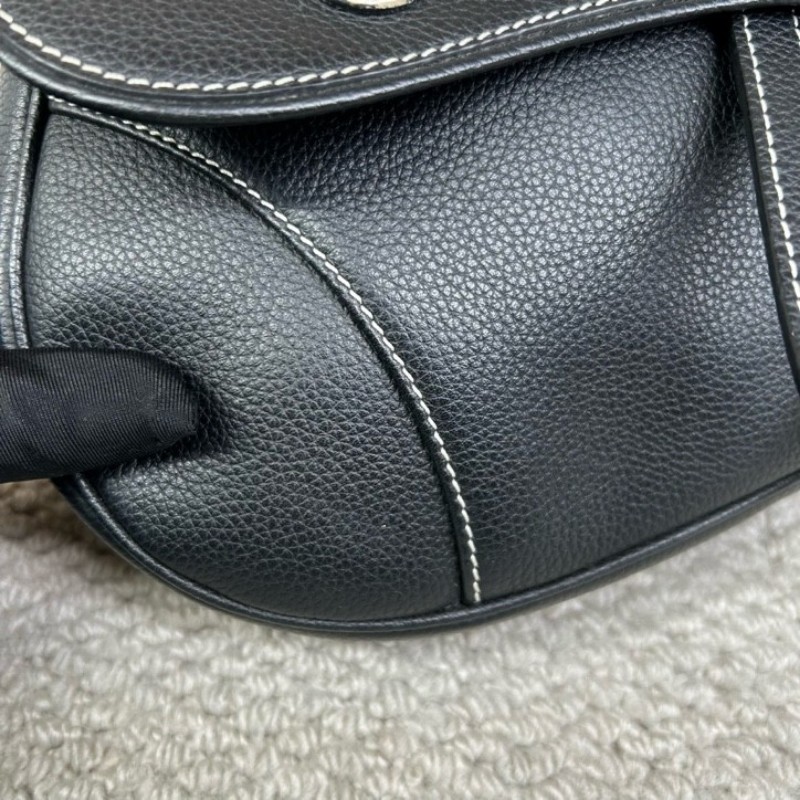 Dior迪奧 Kaws小蜜蜂黑色全皮男士馬鞍包 可斜挎可當胸包 整體黑色搭配寬肩帶小蜜蜂刺繡點睛之筆 帥氣百搭-7