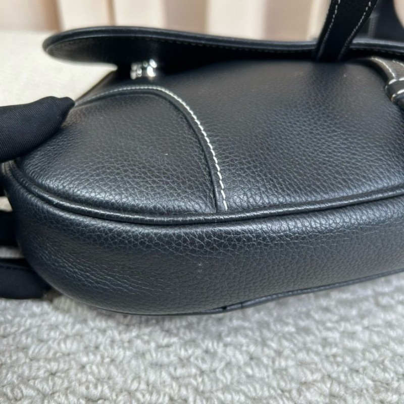 Dior迪奧 Kaws小蜜蜂黑色全皮男士馬鞍包 可斜挎可當胸包 整體黑色搭配寬肩帶小蜜蜂刺繡點睛之筆 帥氣百搭-8