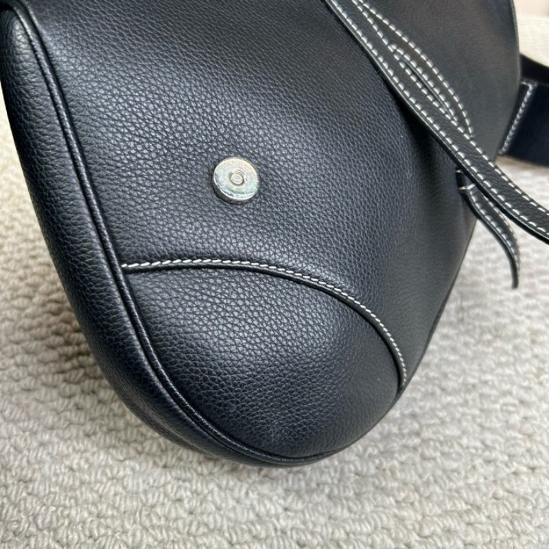 Dior迪奧 Kaws小蜜蜂黑色全皮男士馬鞍包 可斜挎可當胸包 整體黑色搭配寬肩帶小蜜蜂刺繡點睛之筆 帥氣百搭-9