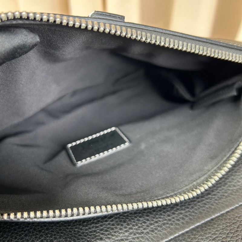 Dior迪奧 Kaws小蜜蜂黑色全皮男士馬鞍包 可斜挎可當胸包 整體黑色搭配寬肩帶小蜜蜂刺繡點睛之筆 帥氣百搭-11