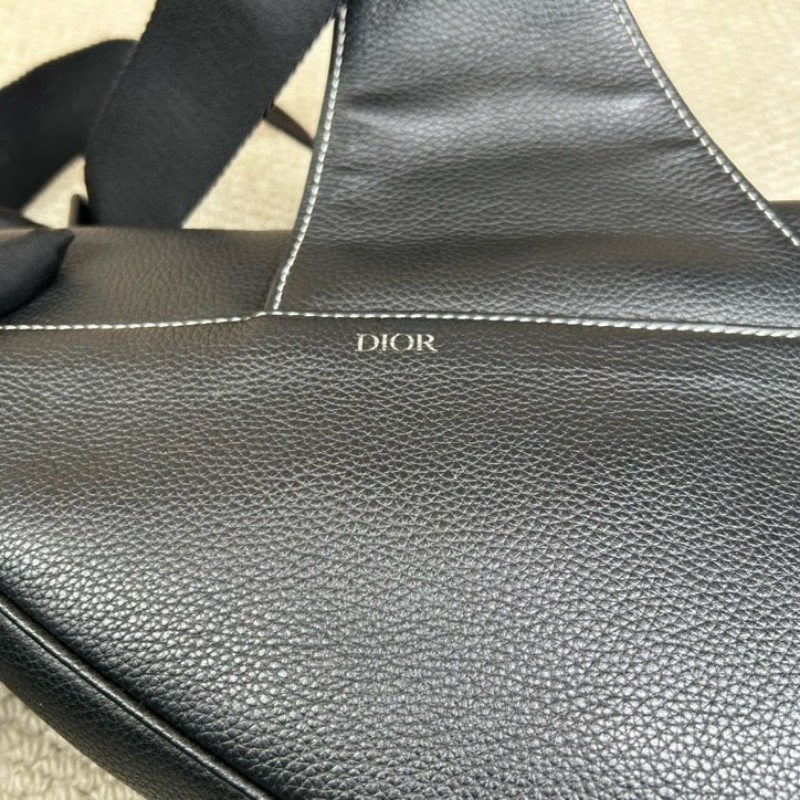 Dior迪奧 Kaws小蜜蜂黑色全皮男士馬鞍包 可斜挎可當胸包 整體黑色搭配寬肩帶小蜜蜂刺繡點睛之筆 帥氣百搭-12