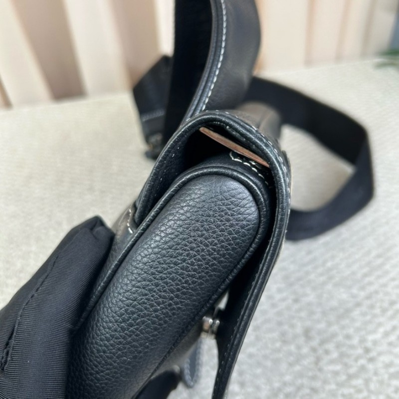 Dior迪奧 Kaws小蜜蜂黑色全皮男士馬鞍包 可斜挎可當胸包 整體黑色搭配寬肩帶小蜜蜂刺繡點睛之筆 帥氣百搭-13