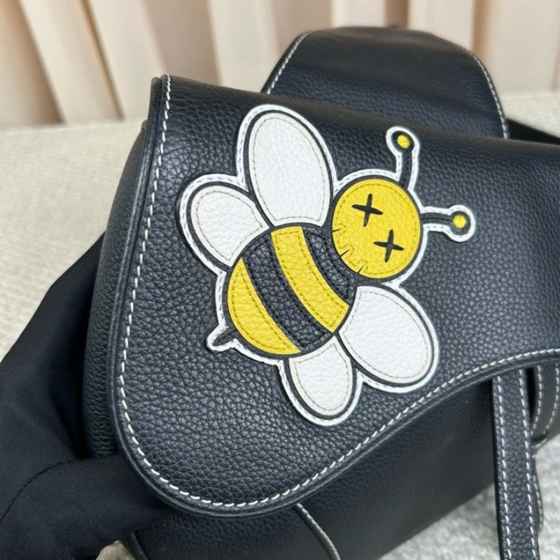 Dior迪奧 Kaws小蜜蜂黑色全皮男士馬鞍包 可斜挎可當胸包 整體黑色搭配寬肩帶小蜜蜂刺繡點睛之筆 帥氣百搭-14