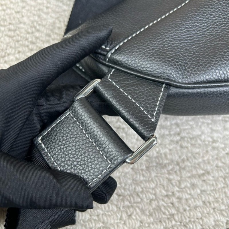 Dior迪奧 Kaws小蜜蜂黑色全皮男士馬鞍包 可斜挎可當胸包 整體黑色搭配寬肩帶小蜜蜂刺繡點睛之筆 帥氣百搭-15