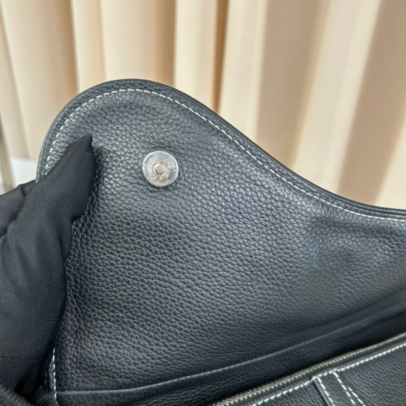 Dior迪奧 Kaws小蜜蜂黑色全皮男士馬鞍包 可斜挎可當胸包 整體黑色搭配寬肩帶小蜜蜂刺繡點睛之筆 帥氣百搭-16