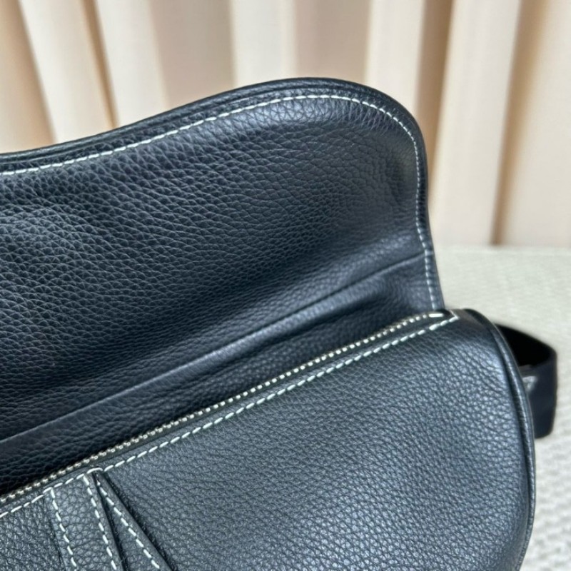 Dior迪奧 Kaws小蜜蜂黑色全皮男士馬鞍包 可斜挎可當胸包 整體黑色搭配寬肩帶小蜜蜂刺繡點睛之筆 帥氣百搭-17