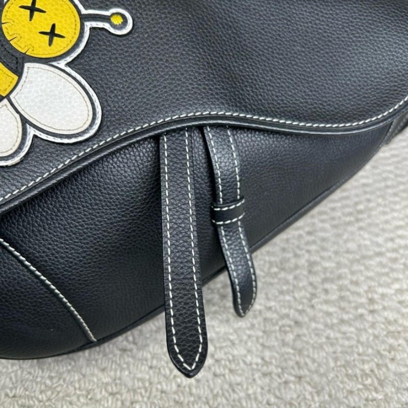 Dior迪奧 Kaws小蜜蜂黑色全皮男士馬鞍包 可斜挎可當胸包 整體黑色搭配寬肩帶小蜜蜂刺繡點睛之筆 帥氣百搭-18