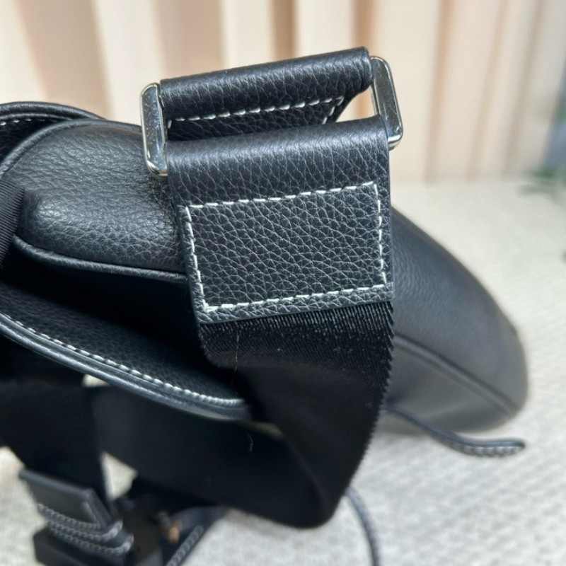 Dior迪奧 Kaws小蜜蜂黑色全皮男士馬鞍包 可斜挎可當胸包 整體黑色搭配寬肩帶小蜜蜂刺繡點睛之筆 帥氣百搭-19