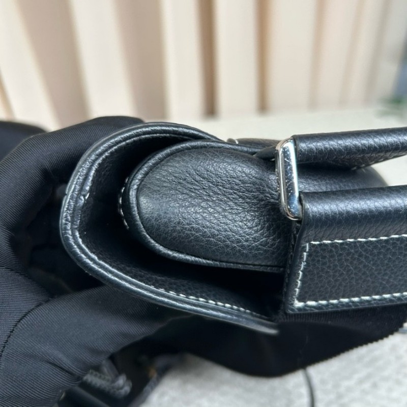 Dior迪奧 Kaws小蜜蜂黑色全皮男士馬鞍包 可斜挎可當胸包 整體黑色搭配寬肩帶小蜜蜂刺繡點睛之筆 帥氣百搭-20