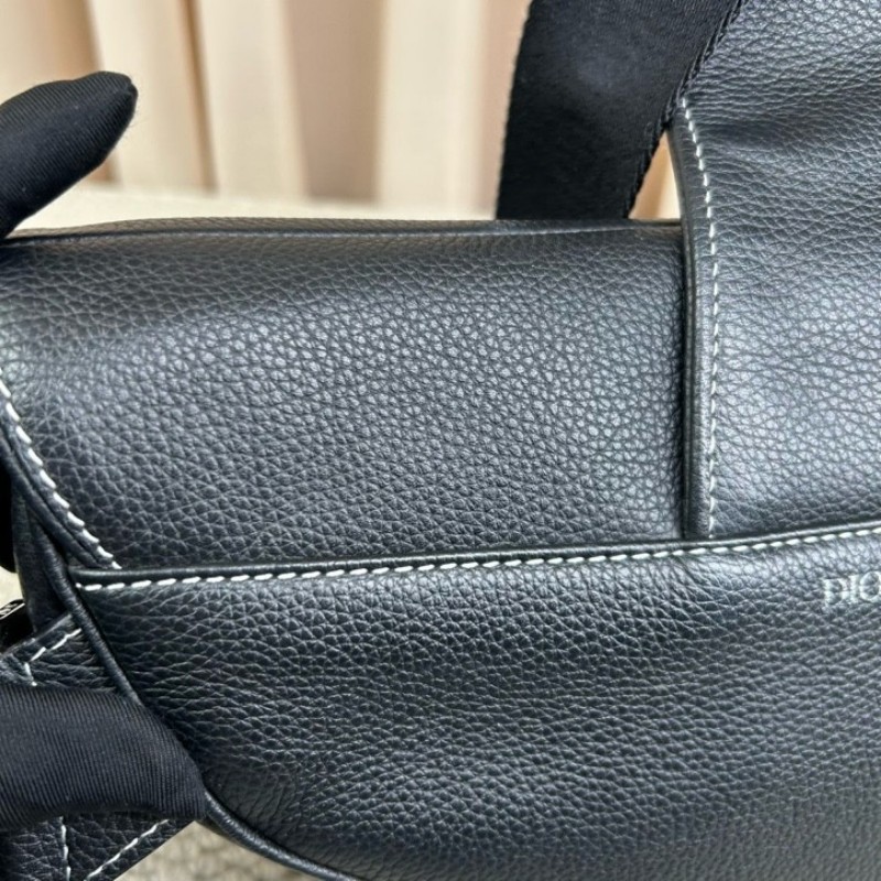 Dior迪奧 Kaws小蜜蜂黑色全皮男士馬鞍包 可斜挎可當胸包 整體黑色搭配寬肩帶小蜜蜂刺繡點睛之筆 帥氣百搭-21