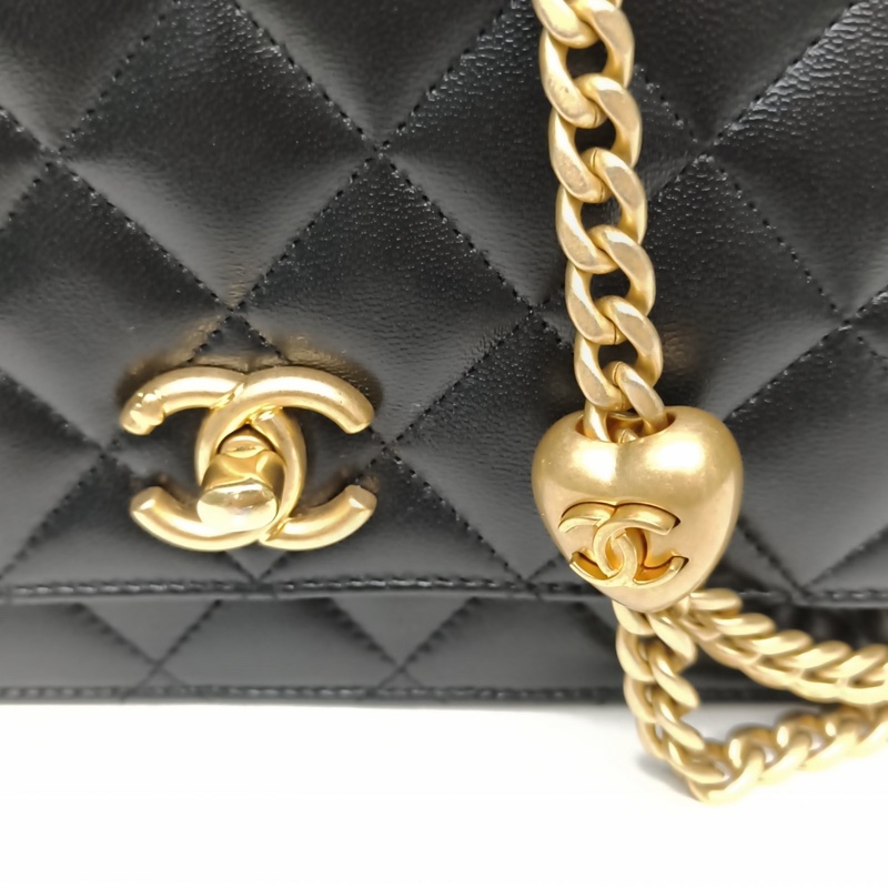 CHANEL CF24Pwoc黑色羊皮晶片開金扣愛心金球肩帶-4