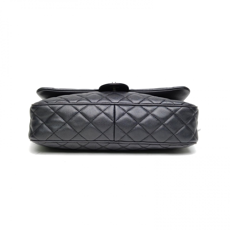 CHANEL 黑色荔枝牛皮22開銀扣單蓋季節款機場包jumbo-3