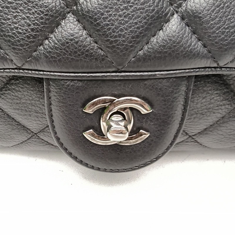 CHANEL 黑色荔枝牛皮22開銀扣單蓋季節款機場包jumbo-4