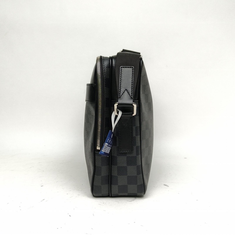 LOUIS VUITTON 黑色PVC銀扣郵差包記者包-1