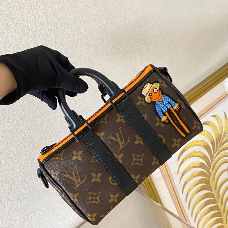 99新LV路易威登 keepall nano 20 秀款稻草人 枕頭包手提斜挎包 男女同款 超級可愛！-3