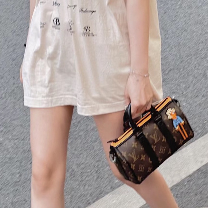 99新LV路易威登 keepall nano 20 秀款稻草人 枕頭包手提斜挎包 男女同款 超級可愛！-6