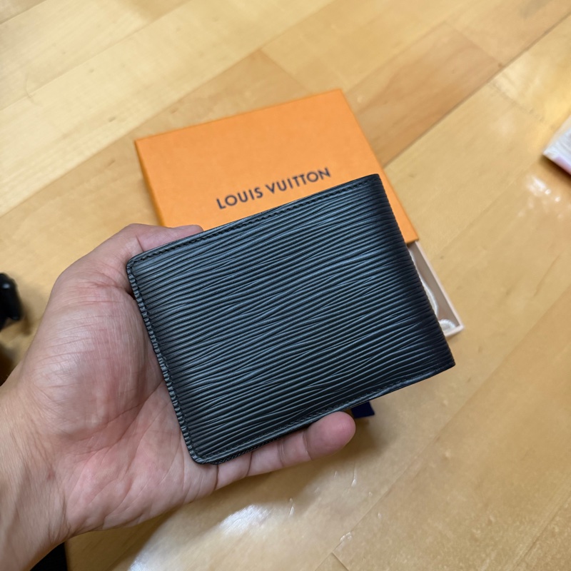 Lv水波紋對開短夾（8卡）-1