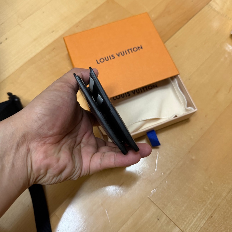 Lv水波紋對開短夾（8卡）-3