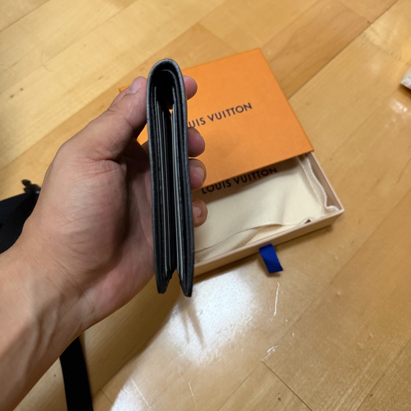 Lv水波紋對開短夾（8卡）-4