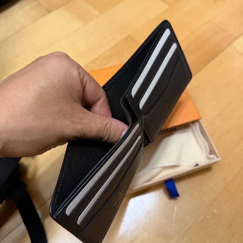 Lv水波紋對開短夾（8卡）-6