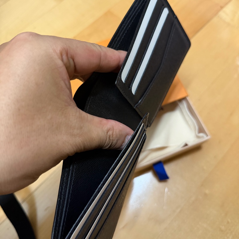 Lv水波紋對開短夾（8卡）-7