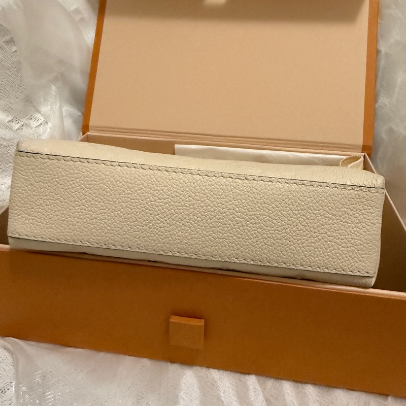 LV 瑪德琳白色小包 – 幾乎全新，含塵袋與保卡-9