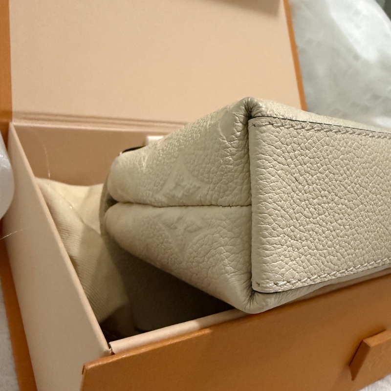 LV 瑪德琳白色小包 – 幾乎全新，含塵袋與保卡-10