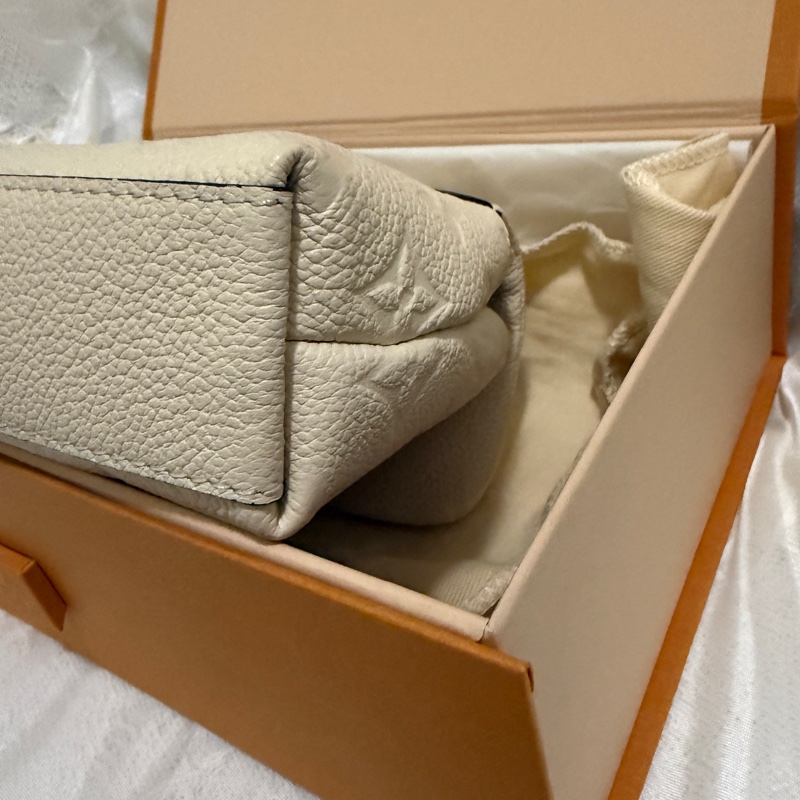 LV 瑪德琳白色小包 – 幾乎全新，含塵袋與保卡-11