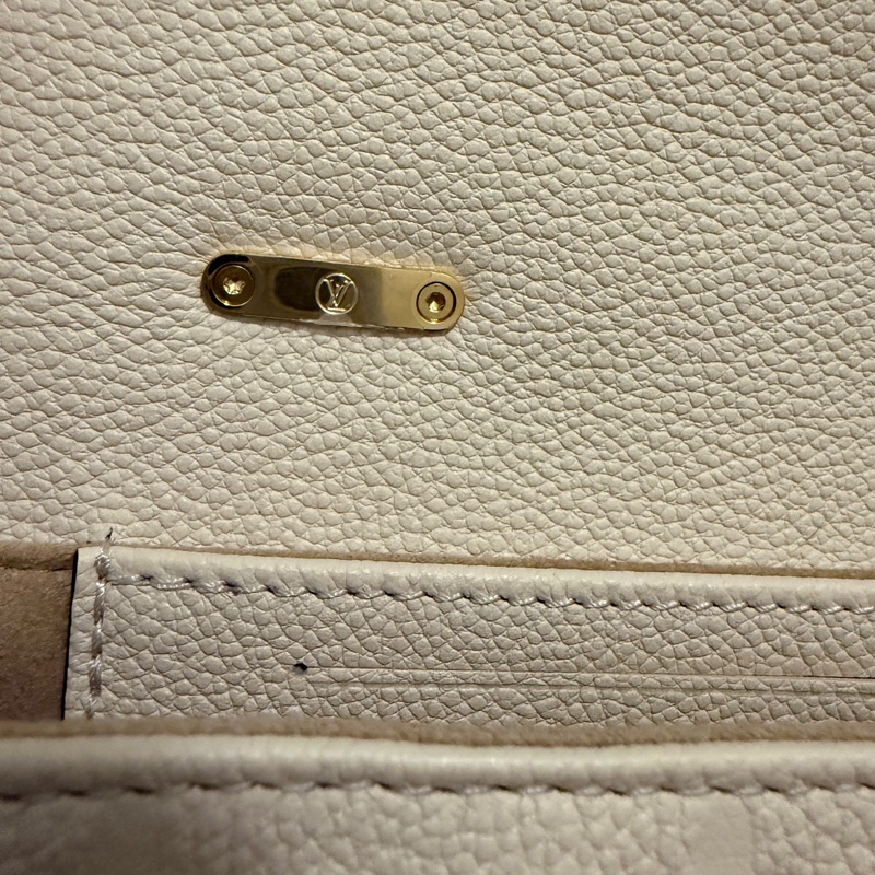 LV 瑪德琳白色小包 – 幾乎全新，含塵袋與保卡-22