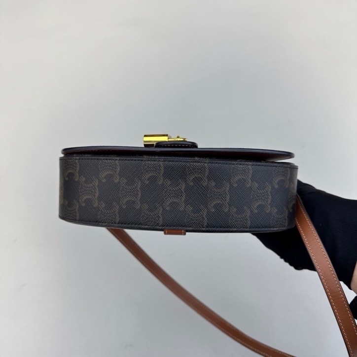 Celine賽琳 凱旋門棕色老花鎖頭腋下包 ,尺寸:20x10.5x6cm-3