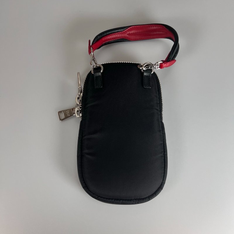 PRADA 黑尼龍手機包-1