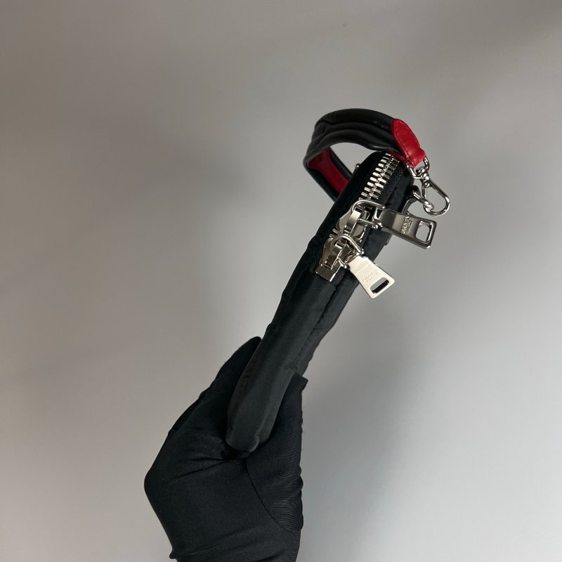 PRADA 黑尼龍手機包-3