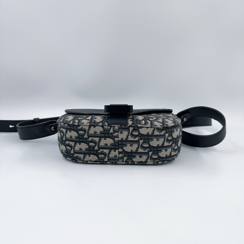 Dior 緹花拼黑牛皮下蓋斜背郵差包-7