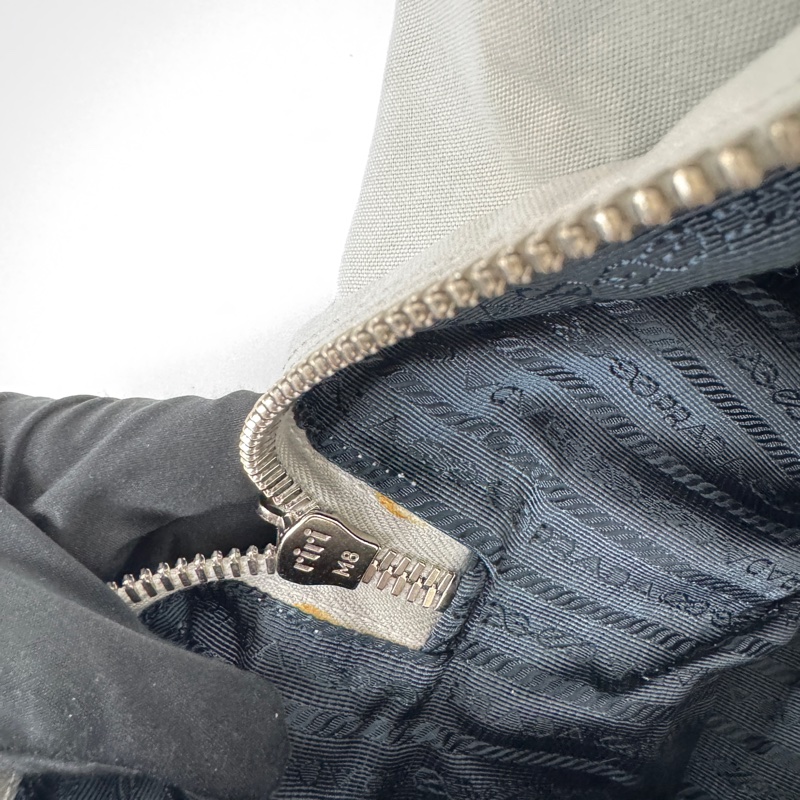 PRADA 經典尼龍旅行包🧳-21