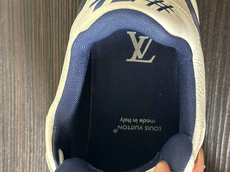 💎Han's house精品服飾💎 LV TRAINER 藍白色運動鞋 1ABFAA 八成新-1