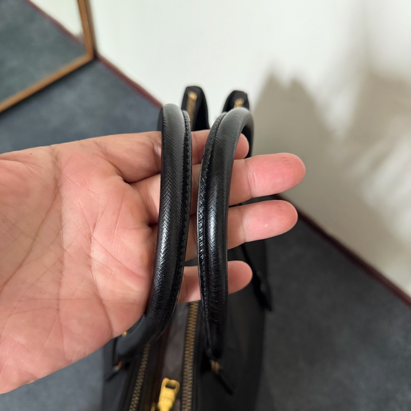 Prada經典黑拉鍊防刮牛皮殺手包-6