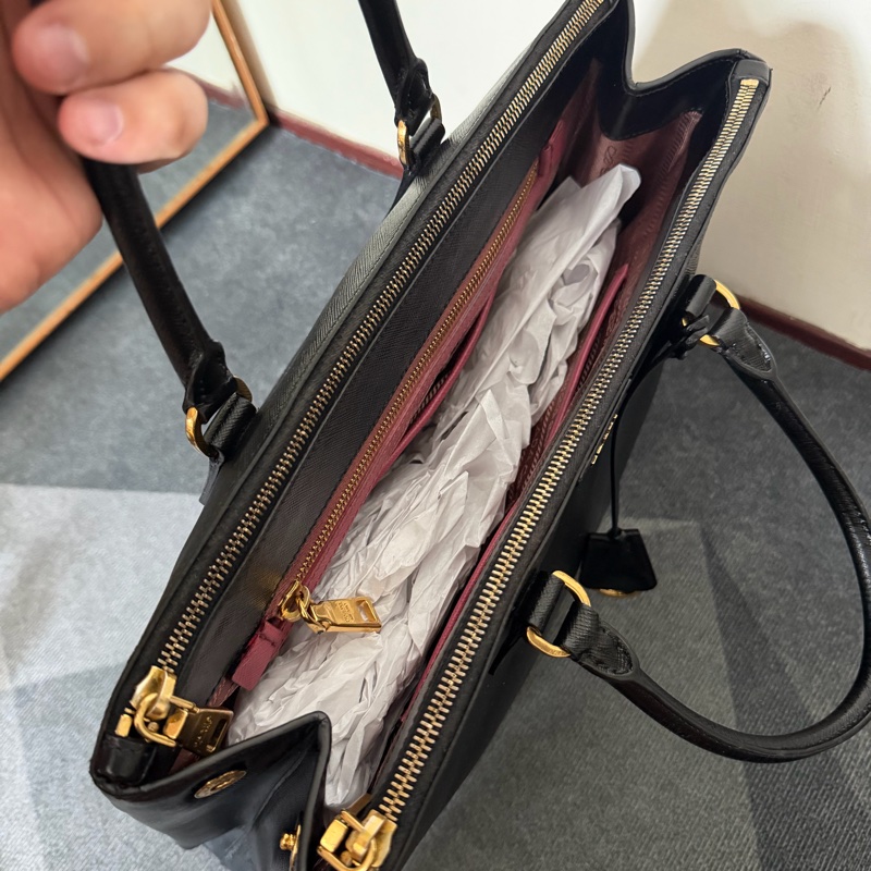 Prada經典黑拉鍊防刮牛皮殺手包-7